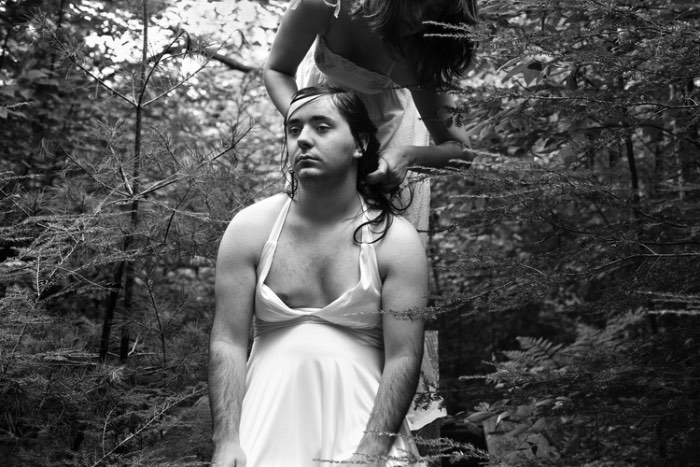 Com a série de fotografias Moments of Being, Liz Calvi foca suas lentes na intimidade das pessoas e nos seus momentos mais a vontade. Usando dessa intimidade para examinar e explorar a sexualidade dos mesmos e a identidade de gênero. 