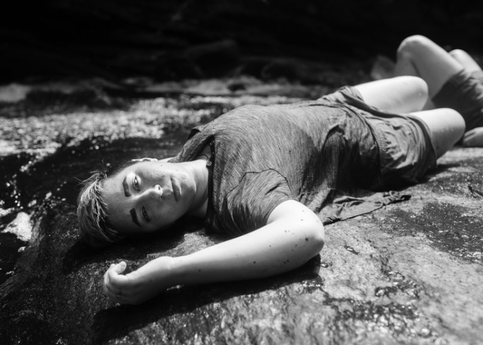 Com a série de fotografias Moments of Being, Liz Calvi foca suas lentes na intimidade das pessoas e nos seus momentos mais a vontade. Usando dessa intimidade para examinar e explorar a sexualidade dos mesmos e a identidade de gênero. 