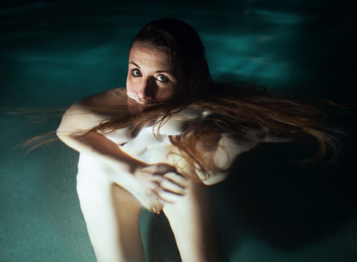 Com a série de fotografias Moments of Being, Liz Calvi foca suas lentes na intimidade das pessoas e nos seus momentos mais a vontade. Usando dessa intimidade para examinar e explorar a sexualidade dos mesmos e a identidade de gênero. 