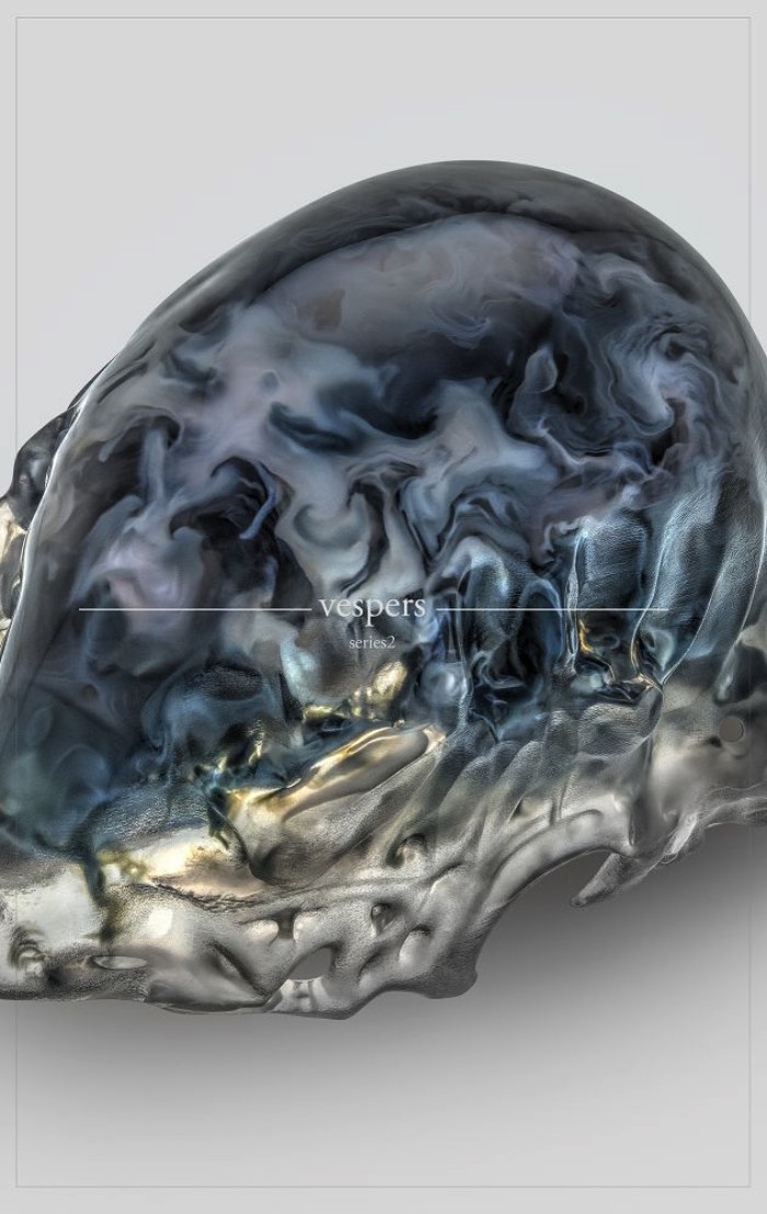 Foi usando das mais avançadas tecnologias de impressão 3D que o MIT desenvolveu a máscara mortuária do futuro. Essas máscaras da morte receberam o nome de Vespers e exploram muito bem os limites e as interseções da vida e da morte mas de um jeito bem abstrato e cheio de arte. 