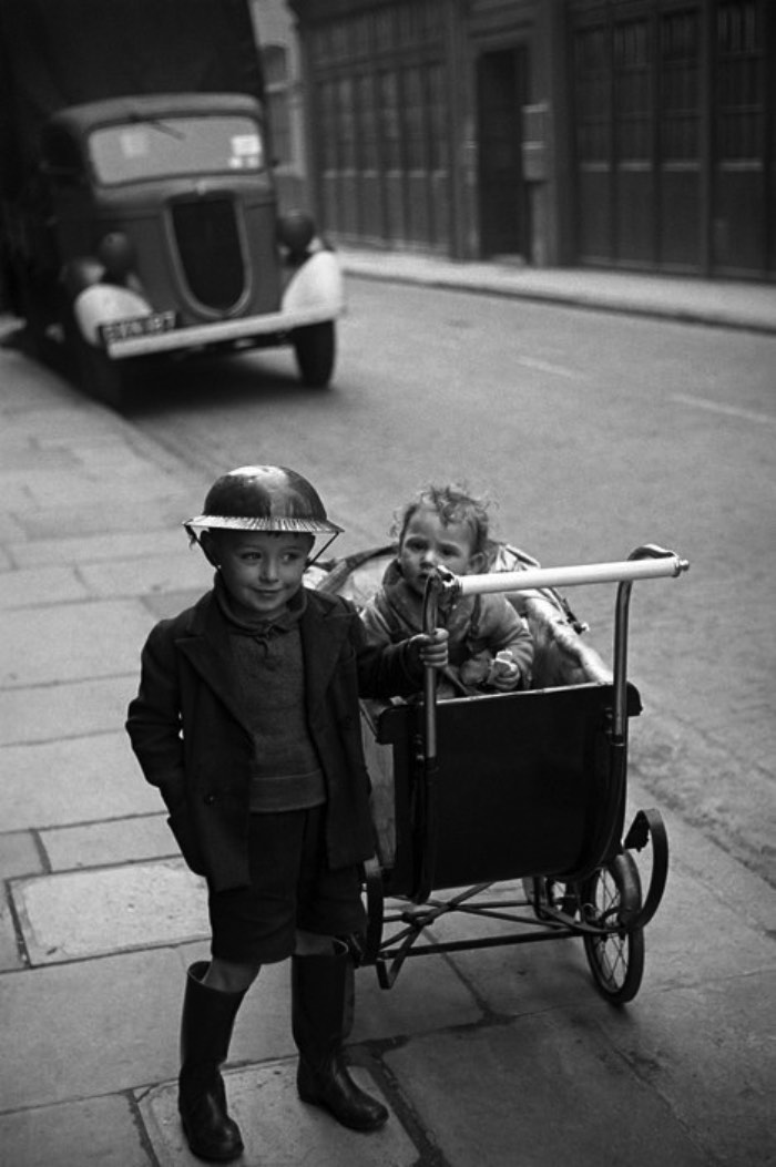 Depois de passar alguns anos navegando pelo mundo com a Marinha Britânica, George Rodger foi morar nos Estados Unidos depois da depressão econômica causada pela quebra da bolsa em 1929. Durante esses anos, ele trabalhou com várias coisas diferentes até que, ao retornar ao Reino Unido, ele foi contratado pela BBC como fotógrafo. Isso foi em 1936 e George Rodger aprendeu a fotografar como uma forma de registrar todas as viagens que estava fazendo pelo mundo. Ele escrevia diários de viagens e até tentou publicar alguns deles, sem sucesso. 