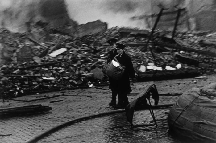 Depois de passar alguns anos navegando pelo mundo com a Marinha Britânica, George Rodger foi morar nos Estados Unidos depois da depressão econômica causada pela quebra da bolsa em 1929. Durante esses anos, ele trabalhou com várias coisas diferentes até que, ao retornar ao Reino Unido, ele foi contratado pela BBC como fotógrafo. Isso foi em 1936 e George Rodger aprendeu a fotografar como uma forma de registrar todas as viagens que estava fazendo pelo mundo. Ele escrevia diários de viagens e até tentou publicar alguns deles, sem sucesso. 