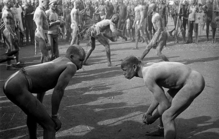 Depois de passar alguns anos navegando pelo mundo com a Marinha Britânica, George Rodger foi morar nos Estados Unidos depois da depressão econômica causada pela quebra da bolsa em 1929. Durante esses anos, ele trabalhou com várias coisas diferentes até que, ao retornar ao Reino Unido, ele foi contratado pela BBC como fotógrafo. Isso foi em 1936 e George Rodger aprendeu a fotografar como uma forma de registrar todas as viagens que estava fazendo pelo mundo. Ele escrevia diários de viagens e até tentou publicar alguns deles, sem sucesso. 