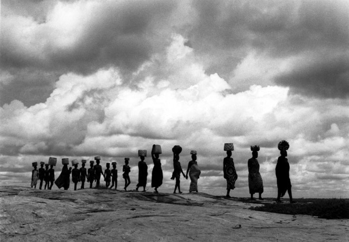 Depois de passar alguns anos navegando pelo mundo com a Marinha Britânica, George Rodger foi morar nos Estados Unidos depois da depressão econômica causada pela quebra da bolsa em 1929. Durante esses anos, ele trabalhou com várias coisas diferentes até que, ao retornar ao Reino Unido, ele foi contratado pela BBC como fotógrafo. Isso foi em 1936 e George Rodger aprendeu a fotografar como uma forma de registrar todas as viagens que estava fazendo pelo mundo. Ele escrevia diários de viagens e até tentou publicar alguns deles, sem sucesso. 