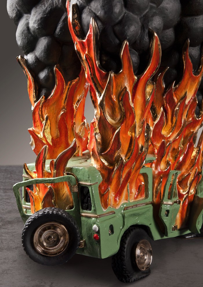 O pessoal do Studio Job parece ser famoso pelas suas peças autobiográficas e eles continuam com essa estranha tradição com a mesa de acidente de carro. Sim, é isso mesmo que você leu. É uma mesinha que mostra um acidente de carro com chamas, destroços e muita fumaça preta. Porque isso tudo? Eu ainda não sei dizer.