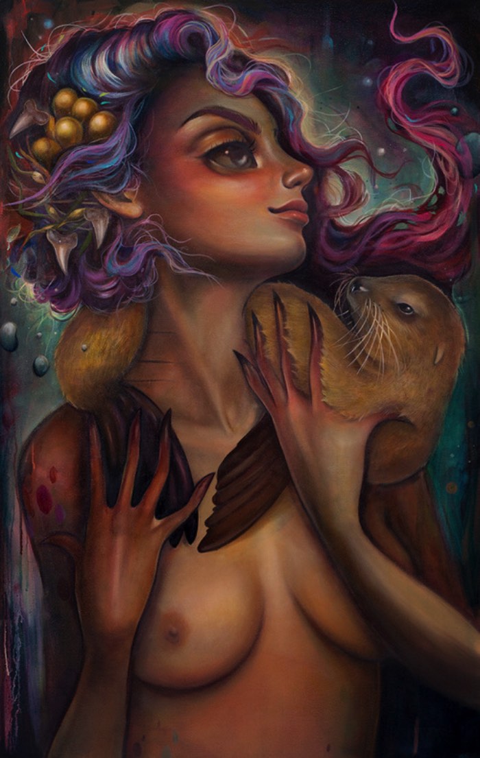 Tatiana Suarez desenha um mundo surreal, quase cremoso e repleto de figuras etéreas de olhos enormes e cheias de ornamentos que aparecem acompanhadas de algumas referências sexuais. E ela faz isso nos seus murais e nas suas pinturas, misturando um pouco da sua descendência brasileira com e el salvadorenha. 