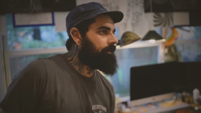 O primeiro episódio da Inspired by BMX traz um dos meus tatuadores favoritos para a frente das câmeras: Thomas Hooper. Para ele, BMX, hardcore e tatuagem andavam de mãos dadas e foi assim que ele acabou mergulhando, cada vez mais fundo, nesses mundos e se tornou o profissional fenomenal que é hoje em dia.