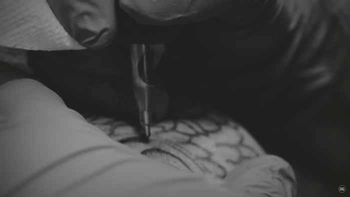 O primeiro episódio da Inspired by BMX traz um dos meus tatuadores favoritos para a frente das câmeras: Thomas Hooper. Para ele, BMX, hardcore e tatuagem andavam de mãos dadas e foi assim que ele acabou mergulhando, cada vez mais fundo, nesses mundos e se tornou o profissional fenomenal que é hoje em dia.