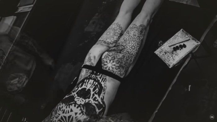 O primeiro episódio da Inspired by BMX traz um dos meus tatuadores favoritos para a frente das câmeras: Thomas Hooper. Para ele, BMX, hardcore e tatuagem andavam de mãos dadas e foi assim que ele acabou mergulhando, cada vez mais fundo, nesses mundos e se tornou o profissional fenomenal que é hoje em dia.