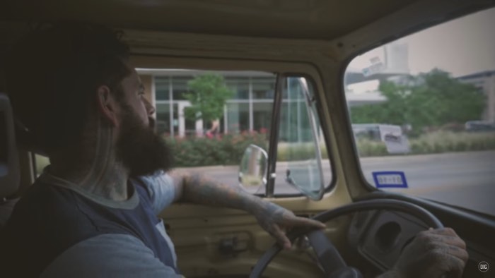 O primeiro episódio da Inspired by BMX traz um dos meus tatuadores favoritos para a frente das câmeras: Thomas Hooper. Para ele, BMX, hardcore e tatuagem andavam de mãos dadas e foi assim que ele acabou mergulhando, cada vez mais fundo, nesses mundos e se tornou o profissional fenomenal que é hoje em dia.