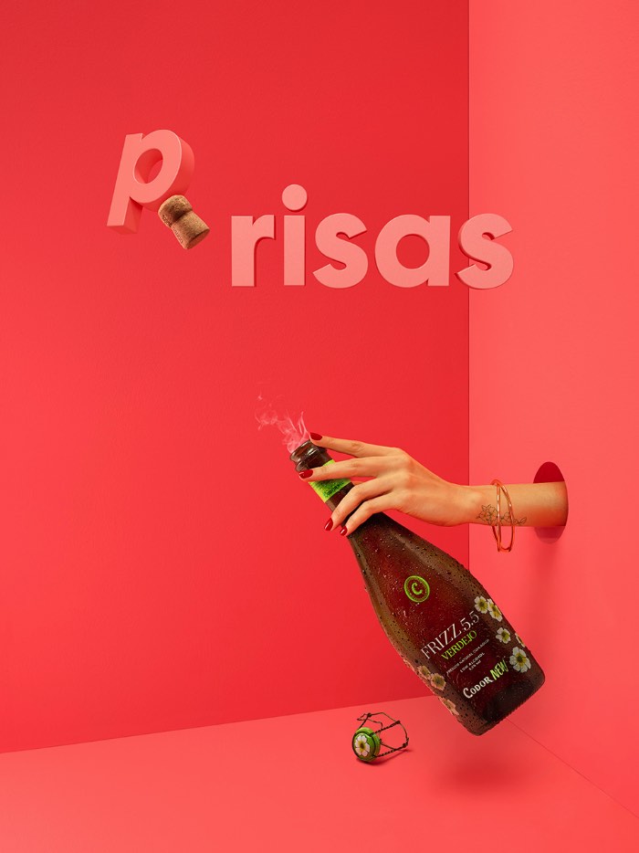 Paloma Rincon é uma fotógrafa espanhola baseada em Madrid mas com uma série de trabalhos feitos para clientes através do mundo. Seja para clientes grandes ou projetos mais experimentais e pessoas, seu trabalho é o resultado do interesse que ela tem por formas, materiais diferentes, texturas, luzes e tipografia. E como isso tudo pode se juntar para criar um resultado único.