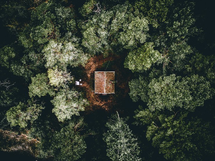 Tobias Hägg é o nome do fotógrafo sueco por trás da fotografia de drones do Airpixelsmedia. Seu trabalho começou há pouco tempo, quando ele criou uma conta no instagram. Foi assim que seu trabalho decolou e ele começou a viajar pelo mundo, fotografando tudo que ele estava vendo por ai. 