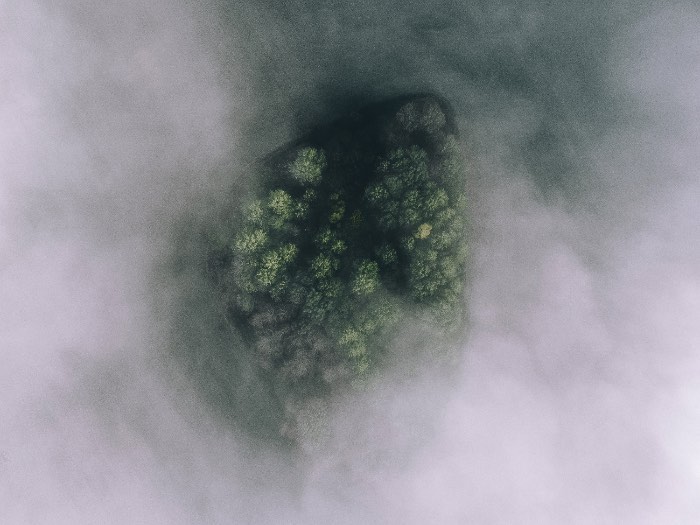 Tobias Hägg é o nome do fotógrafo sueco por trás da fotografia de drones do Airpixelsmedia. Seu trabalho começou há pouco tempo, quando ele criou uma conta no instagram. Foi assim que seu trabalho decolou e ele começou a viajar pelo mundo, fotografando tudo que ele estava vendo por ai. 