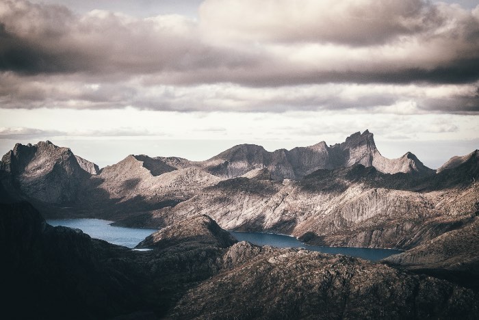 Tobias Hägg é o nome do fotógrafo sueco por trás da fotografia de drones do Airpixelsmedia. Seu trabalho começou há pouco tempo, quando ele criou uma conta no instagram. Foi assim que seu trabalho decolou e ele começou a viajar pelo mundo, fotografando tudo que ele estava vendo por ai. 