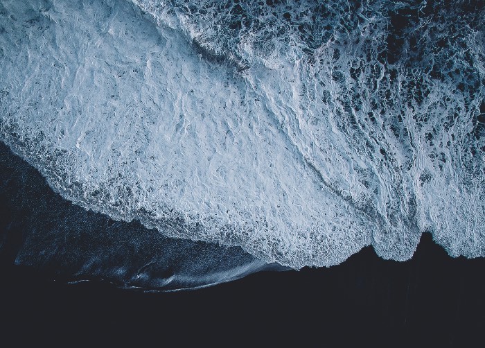 Tobias Hägg é o nome do fotógrafo sueco por trás da fotografia de drones do Airpixelsmedia. Seu trabalho começou há pouco tempo, quando ele criou uma conta no instagram. Foi assim que seu trabalho decolou e ele começou a viajar pelo mundo, fotografando tudo que ele estava vendo por ai. 