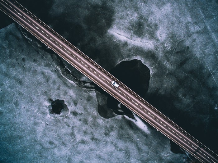 Tobias Hägg é o nome do fotógrafo sueco por trás da fotografia de drones do Airpixelsmedia. Seu trabalho começou há pouco tempo, quando ele criou uma conta no instagram. Foi assim que seu trabalho decolou e ele começou a viajar pelo mundo, fotografando tudo que ele estava vendo por ai. 
