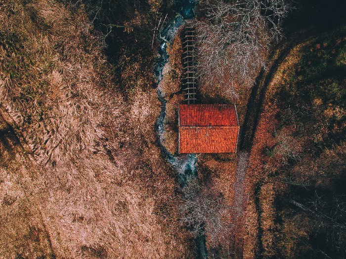 Tobias Hägg é o nome do fotógrafo sueco por trás da fotografia de drones do Airpixelsmedia. Seu trabalho começou há pouco tempo, quando ele criou uma conta no instagram. Foi assim que seu trabalho decolou e ele começou a viajar pelo mundo, fotografando tudo que ele estava vendo por ai. 