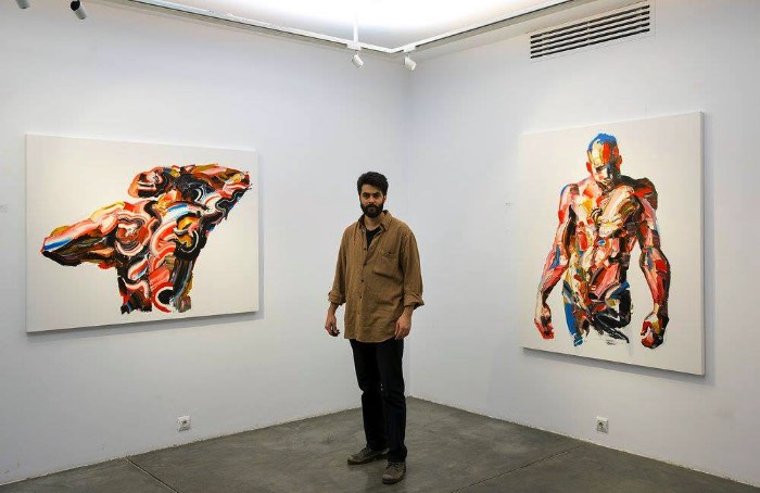 Salman Khoshroo pinta retratos gigantes usando de técnicas de pintura não usadas muito por ai. Esse artista baseado no Teerã cria imagens que parecem estar se movendo na tela, como se elas estivessem derretendo. Para chegar a esses resultados, ele usa uma faca larga e dezenas de blocos de tinta que são esfregados na tela para criar formas diferentes. Só chegando perto que é possível identificar o que foi criado.