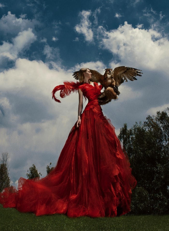 Predaceous é o mais novo trabalho do fotógrafo de moda mexicano Judas Berra. Nessa série de fotos com a modelo Veronika Smolikova, você pode ver como que o fotógrafo consegue trabalhar bem com a beleza feminina e o perigo das aves de rapina ao mesmo tempo que ele mostra todo o glamour e estilo do que a modelo está vestindo. Além disso, acredito que deve ser a primeira vez que eu vejo algo que soa tão perigoso e interessante quanto essa sessão de fotos.