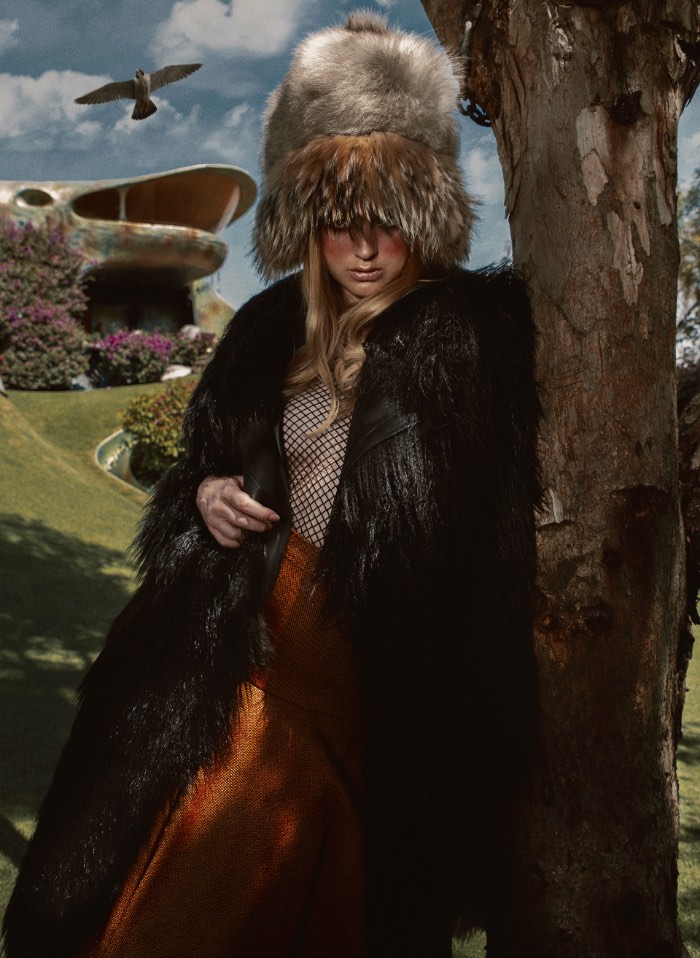 Predaceous é o mais novo trabalho do fotógrafo de moda mexicano Judas Berra. Nessa série de fotos com a modelo Veronika Smolikova, você pode ver como que o fotógrafo consegue trabalhar bem com a beleza feminina e o perigo das aves de rapina ao mesmo tempo que ele mostra todo o glamour e estilo do que a modelo está vestindo. Além disso, acredito que deve ser a primeira vez que eu vejo algo que soa tão perigoso e interessante quanto essa sessão de fotos.