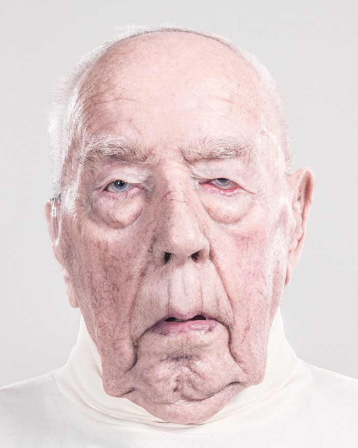 É um pouco estranho observar os retratos que a dupla de fotográfos suecos AORTA fez do que parecem ser os últimos estágios da demência. Não sei se o que eu estranhei foram as expressões faciais ou se foram os olhares vazios mas as fotos que você pode ver aqui não são das mais fáceis de observar. Mesmo com toda a distância presente entre os fotografados e nós observando seus retratos, é difícil se sentir distante dessas pessoas que já não são mais quem elas foram um dia. Especialmente para quem já passou por isso na própria família.