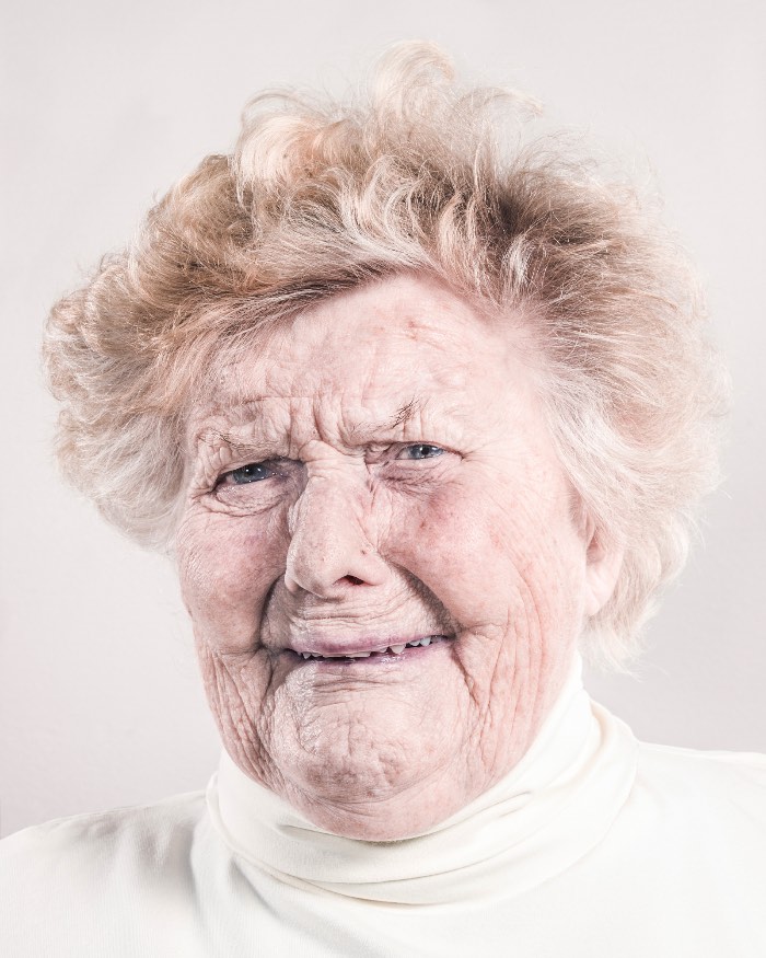 É um pouco estranho observar os retratos que a dupla de fotográfos suecos AORTA fez do que parecem ser os últimos estágios da demência. Não sei se o que eu estranhei foram as expressões faciais ou se foram os olhares vazios mas as fotos que você pode ver aqui não são das mais fáceis de observar. Mesmo com toda a distância presente entre os fotografados e nós observando seus retratos, é difícil se sentir distante dessas pessoas que já não são mais quem elas foram um dia. Especialmente para quem já passou por isso na própria família.