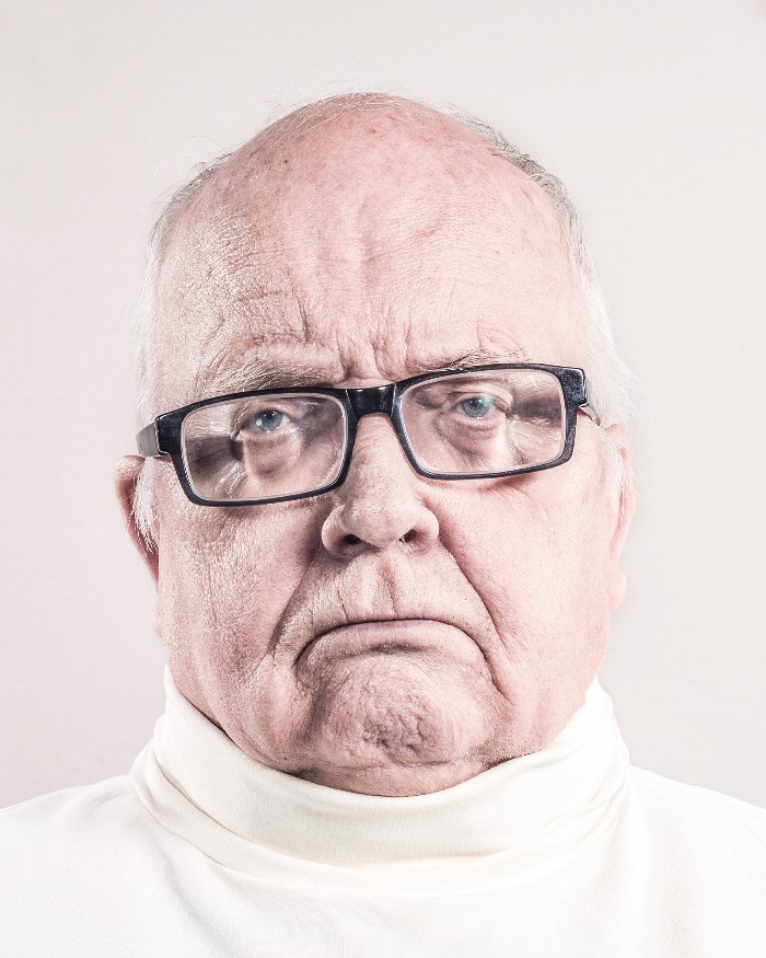 É um pouco estranho observar os retratos que a dupla de fotográfos suecos AORTA fez do que parecem ser os últimos estágios da demência. Não sei se o que eu estranhei foram as expressões faciais ou se foram os olhares vazios mas as fotos que você pode ver aqui não são das mais fáceis de observar. Mesmo com toda a distância presente entre os fotografados e nós observando seus retratos, é difícil se sentir distante dessas pessoas que já não são mais quem elas foram um dia. Especialmente para quem já passou por isso na própria família.