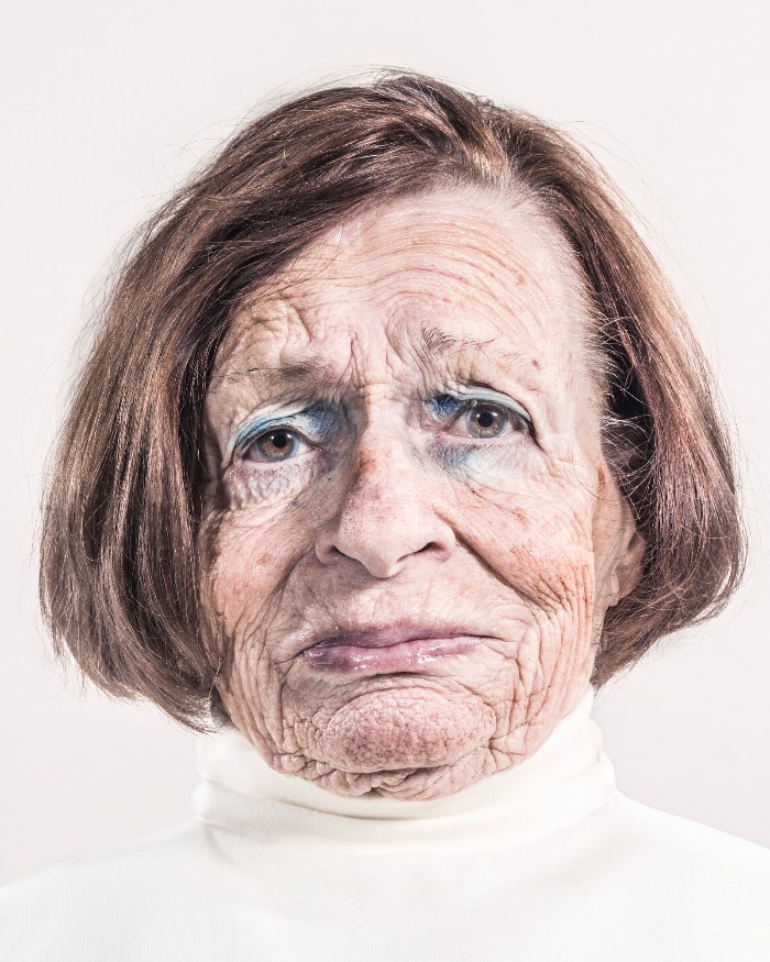 É um pouco estranho observar os retratos que a dupla de fotográfos suecos AORTA fez do que parecem ser os últimos estágios da demência. Não sei se o que eu estranhei foram as expressões faciais ou se foram os olhares vazios mas as fotos que você pode ver aqui não são das mais fáceis de observar. Mesmo com toda a distância presente entre os fotografados e nós observando seus retratos, é difícil se sentir distante dessas pessoas que já não são mais quem elas foram um dia. Especialmente para quem já passou por isso na própria família.