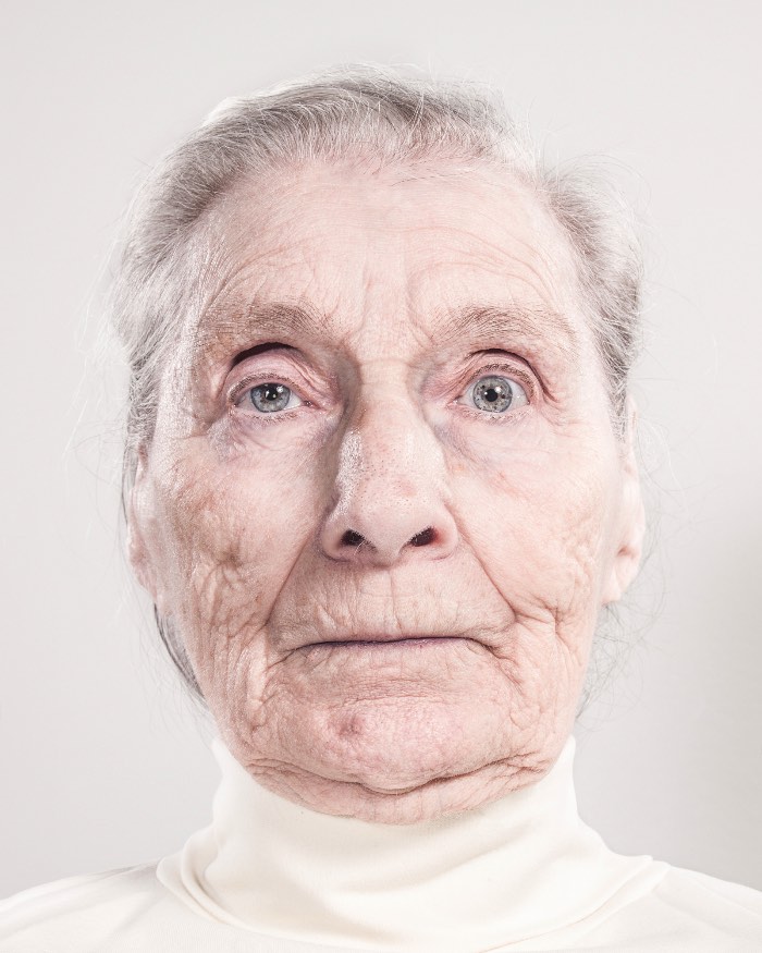É um pouco estranho observar os retratos que a dupla de fotográfos suecos AORTA fez do que parecem ser os últimos estágios da demência. Não sei se o que eu estranhei foram as expressões faciais ou se foram os olhares vazios mas as fotos que você pode ver aqui não são das mais fáceis de observar. Mesmo com toda a distância presente entre os fotografados e nós observando seus retratos, é difícil se sentir distante dessas pessoas que já não são mais quem elas foram um dia. Especialmente para quem já passou por isso na própria família.
