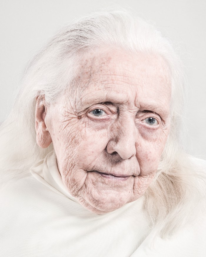 É um pouco estranho observar os retratos que a dupla de fotográfos suecos AORTA fez do que parecem ser os últimos estágios da demência. Não sei se o que eu estranhei foram as expressões faciais ou se foram os olhares vazios mas as fotos que você pode ver aqui não são das mais fáceis de observar. Mesmo com toda a distância presente entre os fotografados e nós observando seus retratos, é difícil se sentir distante dessas pessoas que já não são mais quem elas foram um dia. Especialmente para quem já passou por isso na própria família.