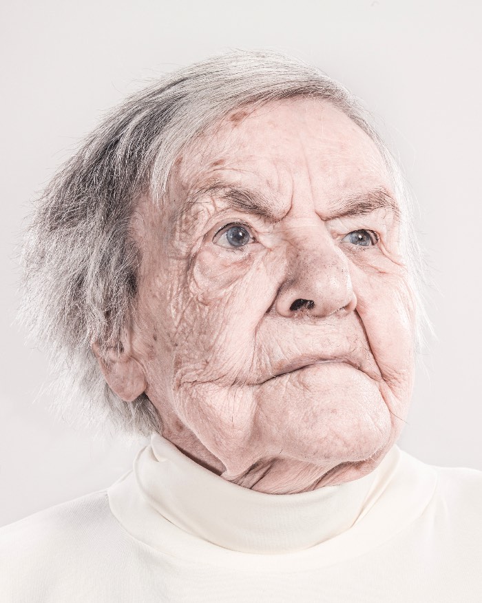 É um pouco estranho observar os retratos que a dupla de fotográfos suecos AORTA fez do que parecem ser os últimos estágios da demência. Não sei se o que eu estranhei foram as expressões faciais ou se foram os olhares vazios mas as fotos que você pode ver aqui não são das mais fáceis de observar. Mesmo com toda a distância presente entre os fotografados e nós observando seus retratos, é difícil se sentir distante dessas pessoas que já não são mais quem elas foram um dia. Especialmente para quem já passou por isso na própria família.