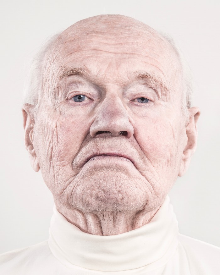 É um pouco estranho observar os retratos que a dupla de fotográfos suecos AORTA fez do que parecem ser os últimos estágios da demência. Não sei se o que eu estranhei foram as expressões faciais ou se foram os olhares vazios mas as fotos que você pode ver aqui não são das mais fáceis de observar. Mesmo com toda a distância presente entre os fotografados e nós observando seus retratos, é difícil se sentir distante dessas pessoas que já não são mais quem elas foram um dia. Especialmente para quem já passou por isso na própria família.