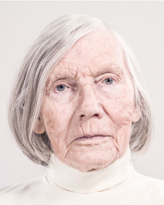 É um pouco estranho observar os retratos que a dupla de fotográfos suecos AORTA fez do que parecem ser os últimos estágios da demência. Não sei se o que eu estranhei foram as expressões faciais ou se foram os olhares vazios mas as fotos que você pode ver aqui não são das mais fáceis de observar. Mesmo com toda a distância presente entre os fotografados e nós observando seus retratos, é difícil se sentir distante dessas pessoas que já não são mais quem elas foram um dia. Especialmente para quem já passou por isso na própria família.