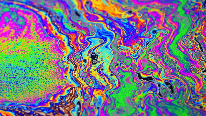 Para criar seu novo video La La La, o artista russo Ruslan Khasanov resolveu seguir adiante com os conceitos visuais que usou em dois de seus projetos anteriores, Odyssey e Lucidity. Ele se inspirou nas suas criações e fez algo diferente, utilizando de óleo, água e muita tinta. Foi com essa estranha combinação que acabou surgindo essa lisergia visual que você pode ver no vídeo logo abaixo.