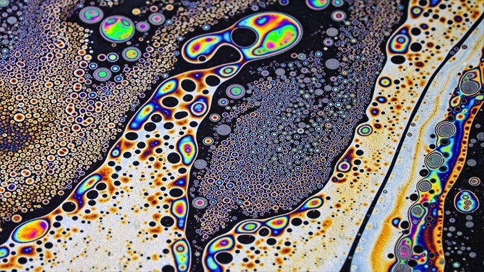 Para criar seu novo video La La La, o artista russo Ruslan Khasanov resolveu seguir adiante com os conceitos visuais que usou em dois de seus projetos anteriores, Odyssey e Lucidity. Ele se inspirou nas suas criações e fez algo diferente, utilizando de óleo, água e muita tinta. Foi com essa estranha combinação que acabou surgindo essa lisergia visual que você pode ver no vídeo logo abaixo.