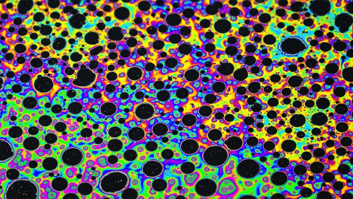 Para criar seu novo video La La La, o artista russo Ruslan Khasanov resolveu seguir adiante com os conceitos visuais que usou em dois de seus projetos anteriores, Odyssey e Lucidity. Ele se inspirou nas suas criações e fez algo diferente, utilizando de óleo, água e muita tinta. Foi com essa estranha combinação que acabou surgindo essa lisergia visual que você pode ver no vídeo logo abaixo.