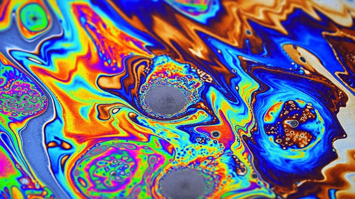 Para criar seu novo video La La La, o artista russo Ruslan Khasanov resolveu seguir adiante com os conceitos visuais que usou em dois de seus projetos anteriores, Odyssey e Lucidity. Ele se inspirou nas suas criações e fez algo diferente, utilizando de óleo, água e muita tinta. Foi com essa estranha combinação que acabou surgindo essa lisergia visual que você pode ver no vídeo logo abaixo.