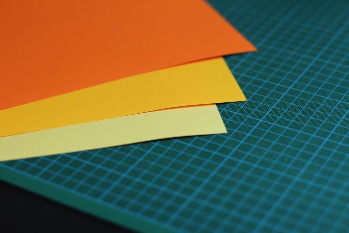 Se você está na internet há alguns anos, já deve ter visto algumas imagens similares aquelas que você vai ver logo abaixo. O pessoal do estúdio de design norueguês Skrekkøgle resolveu experimentar recriando imagens digitais de forma analógica, sem nenhuma ajuda de computadores. E parece que eles conseguiram fazer isso bem.
