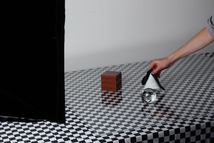 Se você está na internet há alguns anos, já deve ter visto algumas imagens similares aquelas que você vai ver logo abaixo. O pessoal do estúdio de design norueguês Skrekkøgle resolveu experimentar recriando imagens digitais de forma analógica, sem nenhuma ajuda de computadores. E parece que eles conseguiram fazer isso bem.