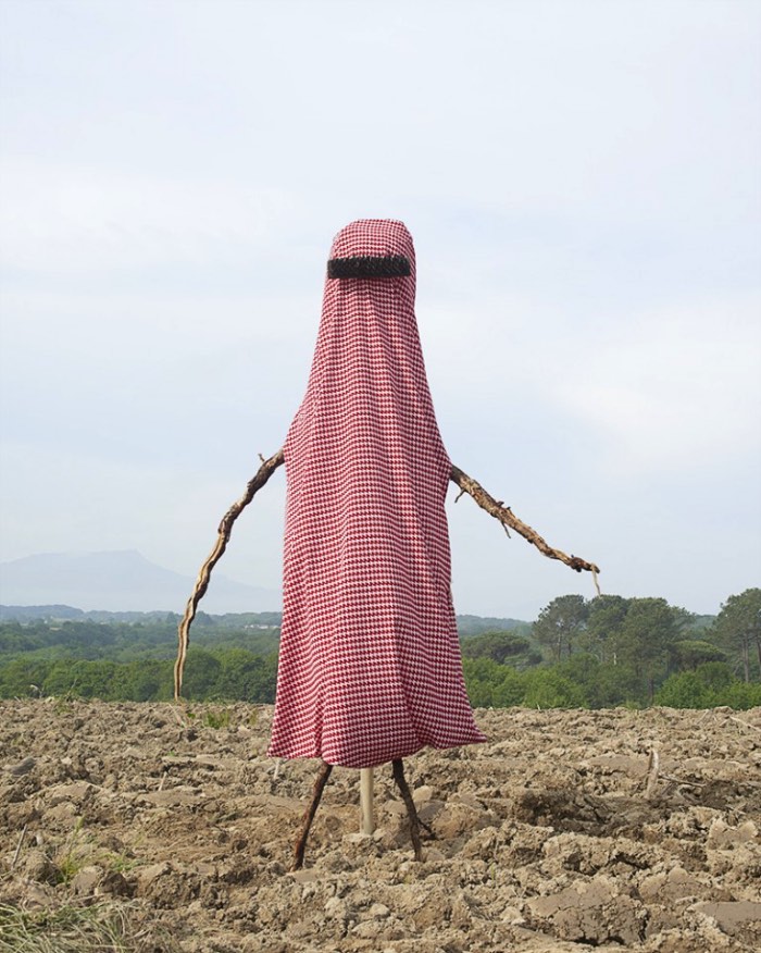 Scarecrows, Espantalhos em português, é uma série de fotografias onde Kate Fichard explora essa tradição que anda se perdendo com os avanços tecnológicos dos dias de hoje. Criado em colaboração com o artista plástico Hugo Deniau, as fotografias aqui surgiram da percepção que a tradição de observação de animais anda desaparecendo na França. Foi assim que tudo começou para Kate Fichard.