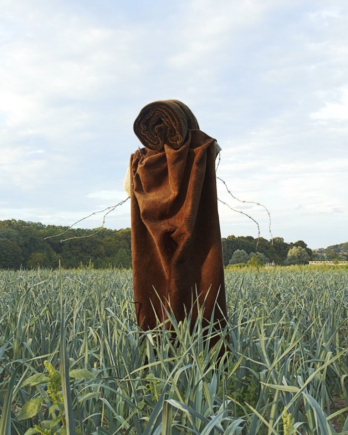 Scarecrows, Espantalhos em português, é uma série de fotografias onde Kate Fichard explora essa tradição que anda se perdendo com os avanços tecnológicos dos dias de hoje. Criado em colaboração com o artista plástico Hugo Deniau, as fotografias aqui surgiram da percepção que a tradição de observação de animais anda desaparecendo na França. Foi assim que tudo começou para Kate Fichard.