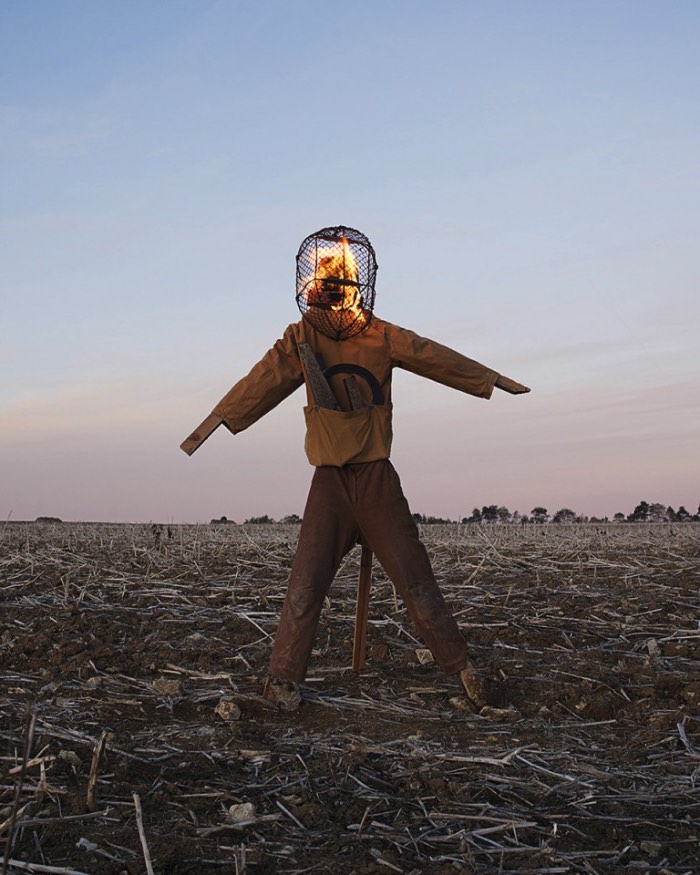 Scarecrows, Espantalhos em português, é uma série de fotografias onde Kate Fichard explora essa tradição que anda se perdendo com os avanços tecnológicos dos dias de hoje. Criado em colaboração com o artista plástico Hugo Deniau, as fotografias aqui surgiram da percepção que a tradição de observação de animais anda desaparecendo na França. Foi assim que tudo começou para Kate Fichard.