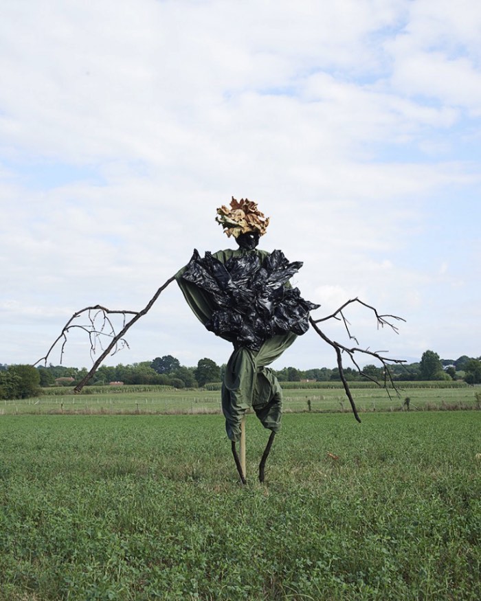 Scarecrows, Espantalhos em português, é uma série de fotografias onde Kate Fichard explora essa tradição que anda se perdendo com os avanços tecnológicos dos dias de hoje. Criado em colaboração com o artista plástico Hugo Deniau, as fotografias aqui surgiram da percepção que a tradição de observação de animais anda desaparecendo na França. Foi assim que tudo começou para Kate Fichard.