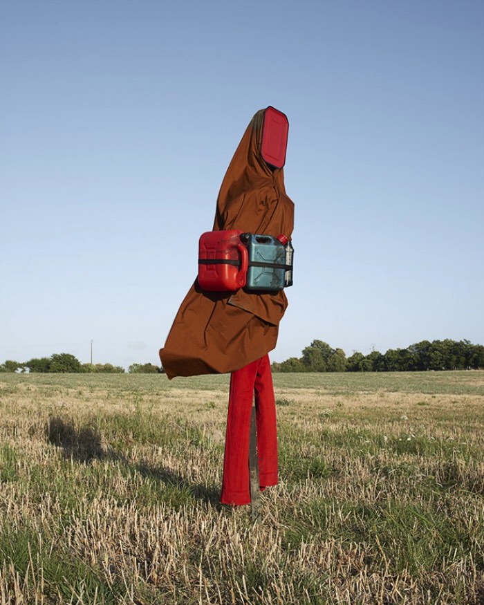 Scarecrows, Espantalhos em português, é uma série de fotografias onde Kate Fichard explora essa tradição que anda se perdendo com os avanços tecnológicos dos dias de hoje. Criado em colaboração com o artista plástico Hugo Deniau, as fotografias aqui surgiram da percepção que a tradição de observação de animais anda desaparecendo na França. Foi assim que tudo começou para Kate Fichard.