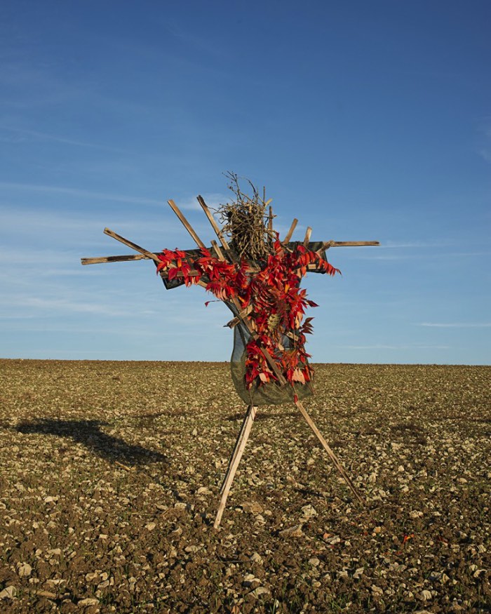 Scarecrows, Espantalhos em português, é uma série de fotografias onde Kate Fichard explora essa tradição que anda se perdendo com os avanços tecnológicos dos dias de hoje. Criado em colaboração com o artista plástico Hugo Deniau, as fotografias aqui surgiram da percepção que a tradição de observação de animais anda desaparecendo na França. Foi assim que tudo começou para Kate Fichard.