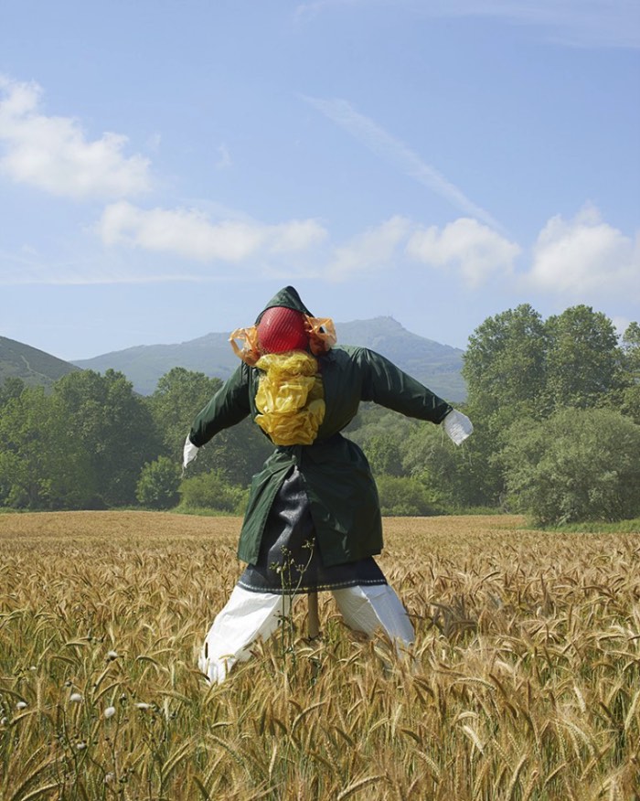 Scarecrows, Espantalhos em português, é uma série de fotografias onde Kate Fichard explora essa tradição que anda se perdendo com os avanços tecnológicos dos dias de hoje. Criado em colaboração com o artista plástico Hugo Deniau, as fotografias aqui surgiram da percepção que a tradição de observação de animais anda desaparecendo na França. Foi assim que tudo começou para Kate Fichard.