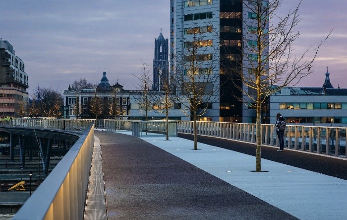 Em dezembro de 2016, foi inaugurada a Moreelsebrug em Utrecht, na Holanda. A Ponte Moreelse, como pode ser chamada em português, é um trabalho do escritório de arquitetura Cepezed e foi através deles que tomei conhecimento desse projeto arquitetônico bem interessante.