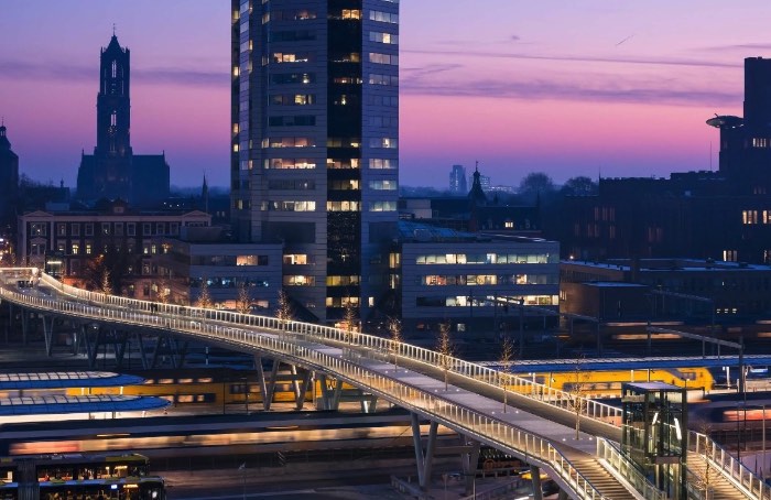 Em dezembro de 2016, foi inaugurada a Moreelsebrug em Utrecht, na Holanda. A Ponte Moreelse, como pode ser chamada em português, é um trabalho do escritório de arquitetura Cepezed e foi através deles que tomei conhecimento desse projeto arquitetônico bem interessante.