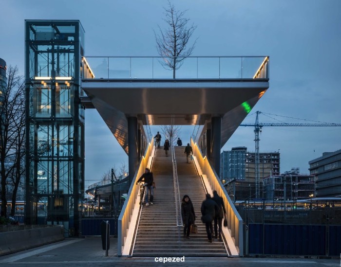 A Ponte Moreelse foi construída para conectar o Croeselaan com o Parque Moreelse, tudo isso bem no centro de Utrecht. Mas essa não é uma simples ponte. Ela foi completa com uma faixa especialmente criada para árvores, outra para ciclistas e, finalmente, uma outra apenas para pedestres. Com isso, as pessoas que passam por essa ponte tem uma ótima vista do centro da cidade e uma esplanada elevada acima dos trilhos que levam a estação central de trens de Utrecht. 
