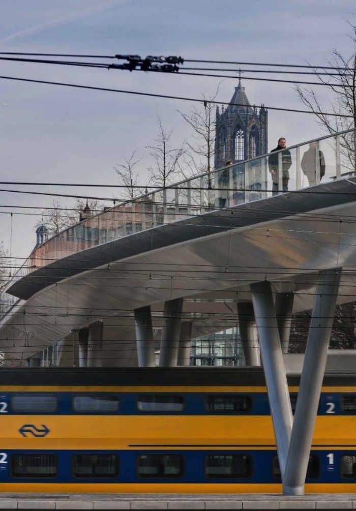 O design da Ponte Moreelse foi criado pelo pessoal da Cepezed com foco na sua presença, eficiência e na funcionalidade. A ponte tem um visual bem simples, quase transparente, e consiste de duas estruturas de aço conectadas por uma terceira estrutura no meio. Tudo isso foi pensado como continuação da metamorfose que anda acontecendo ao redor do distrito da Estação de Trem em Utrecht. 